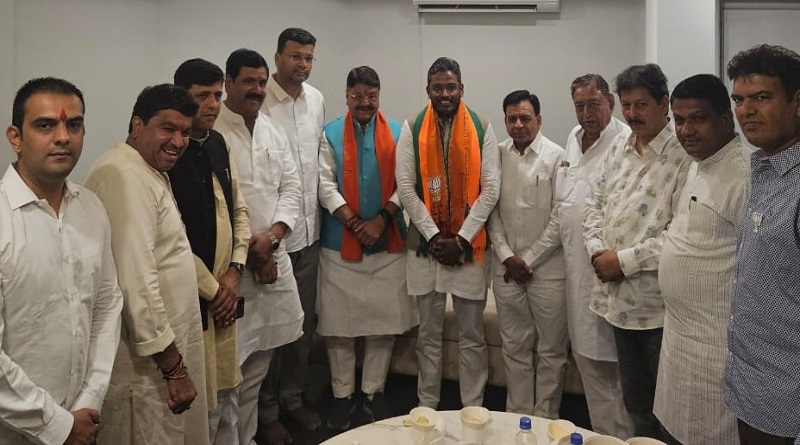 photo after taking nomination back from indore seat as congress candidate, akshya kanti bam with minister and bjp post holders