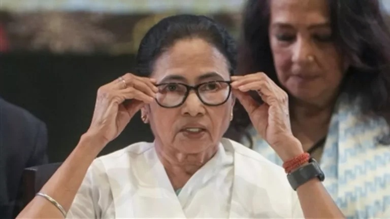 Mamata Banerjee के सामने उनके भतीजे के पीए को पकड़ ले गई पुलिस