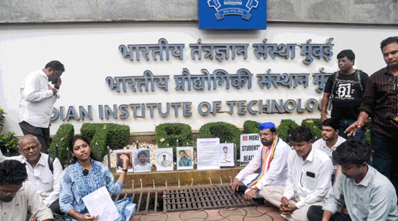 IIT Bombay में आत्महत्या मामले में प्रोफेसर के पक्ष में उतरे प्रोफेसर्स और छात्र