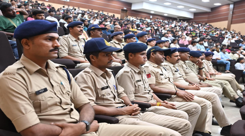 एमसीयू में जीआरपी के विशेष पुलिस महानिदेशक से विद्यार्थियों का संवाद